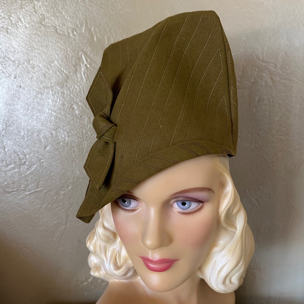 ASTOUNDING 1930s' OLIVE GREEN FELT HAT WITH INTRICATE TOPSTITCHING & BOIW